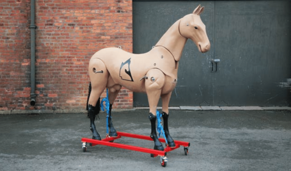 Fully articulated horse mannequin